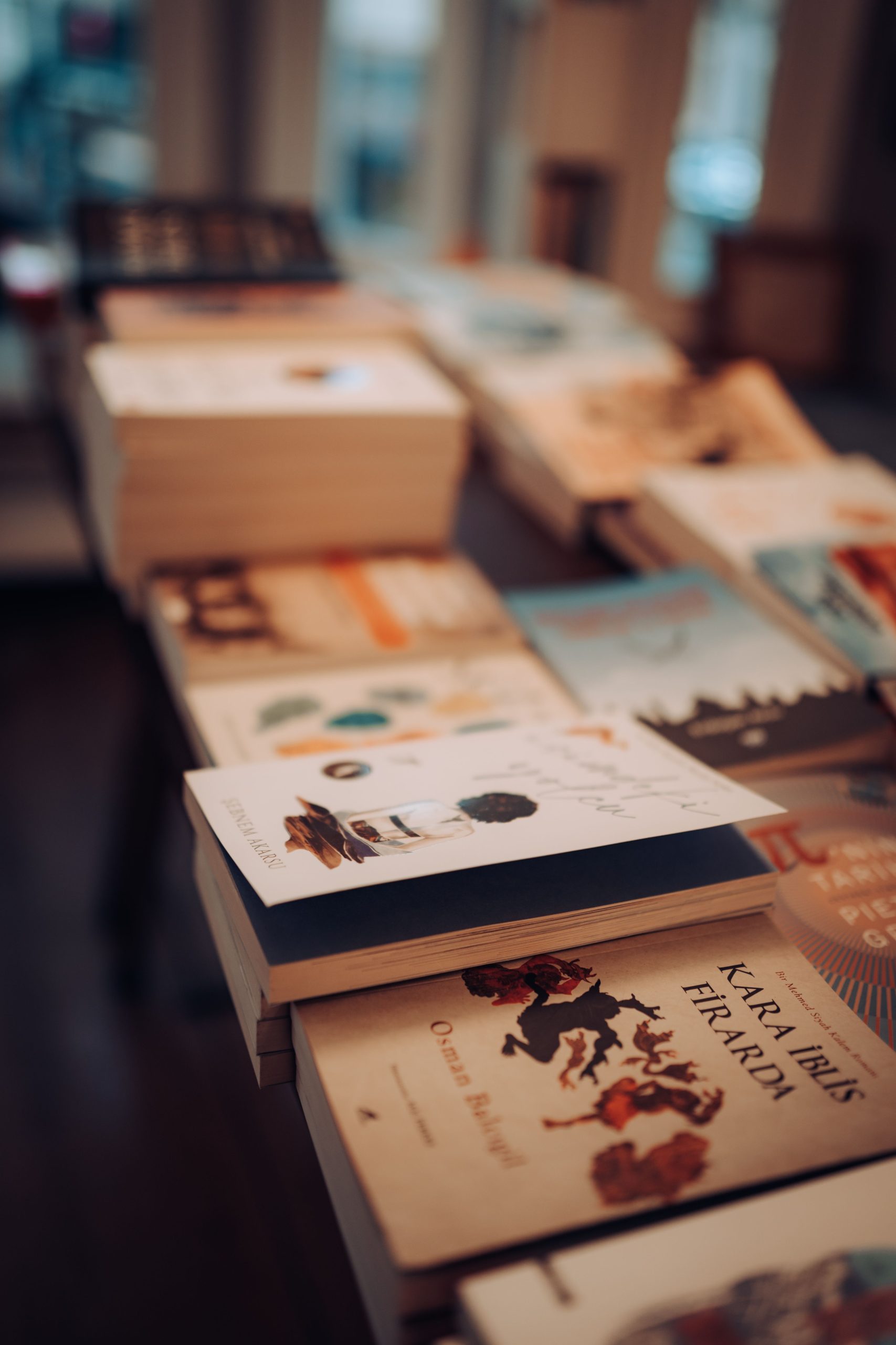Aufgeschlagene Bücher auf einem Tisch