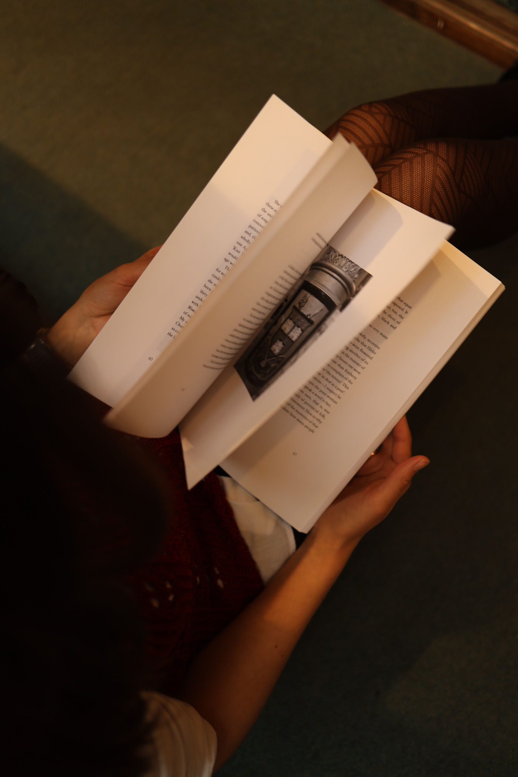 Hände halten ein aufgeschlagenes Buch